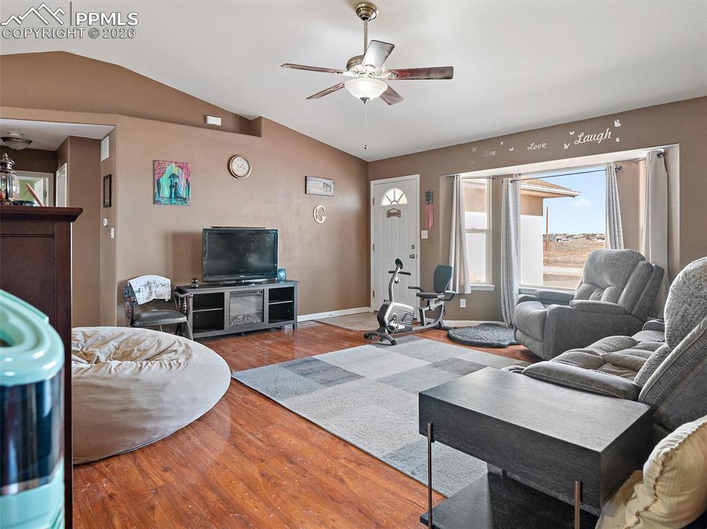 Image 4: Living Room