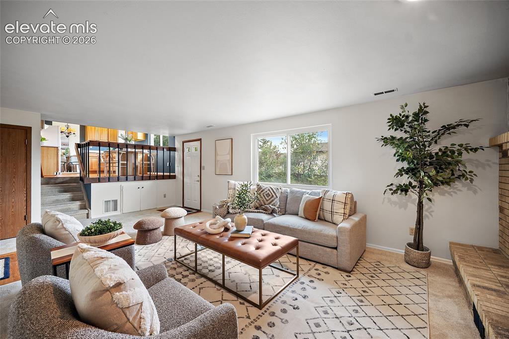 Image 4: Living Room