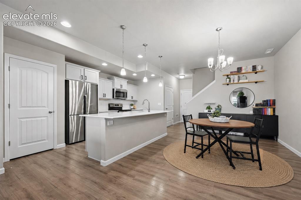 Image 4: Kitchen