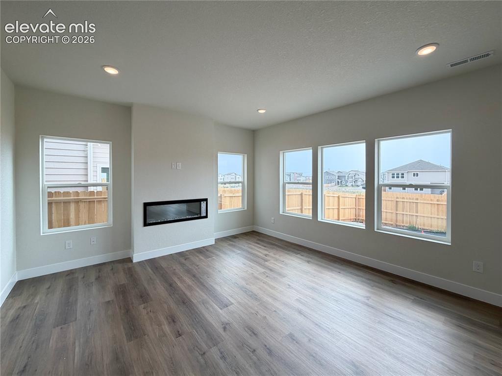 Image 4: Living Room