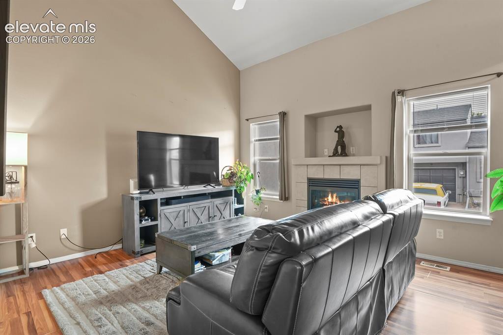 Image 4: Living Room