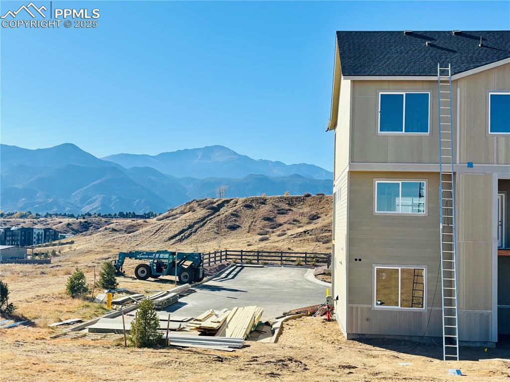 Image 4: View of mountain background