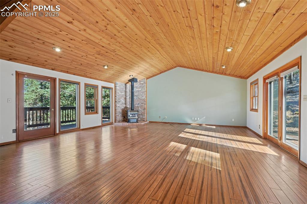 Image 4: Living Room