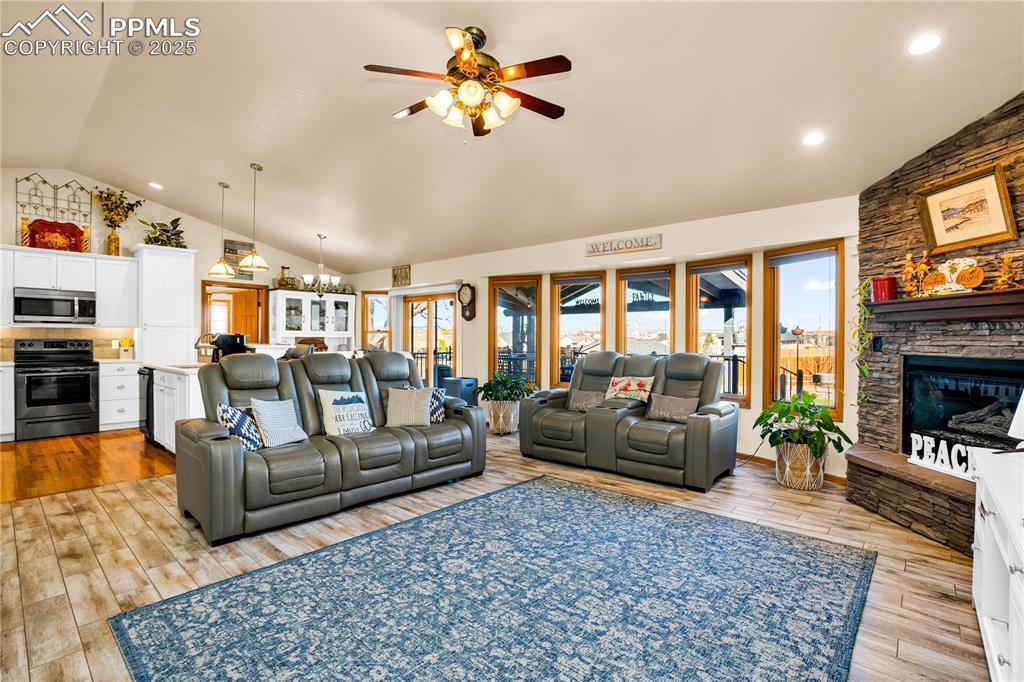 Image 3: Living Room