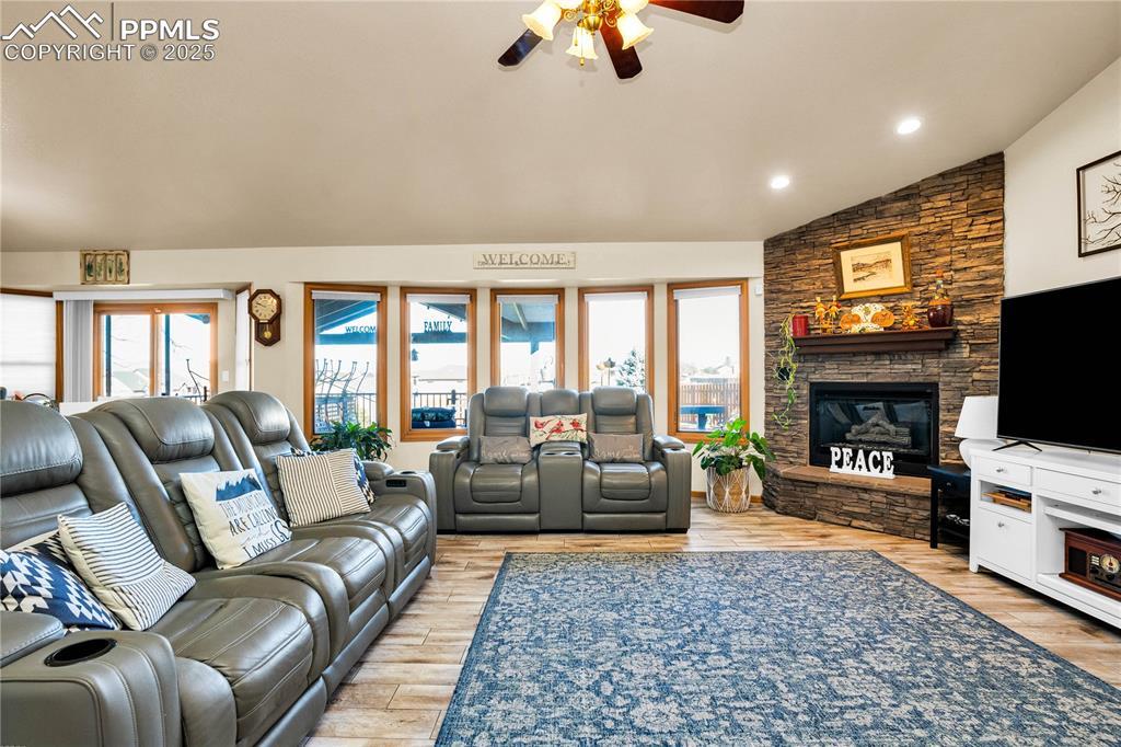 Image 4: Living Room