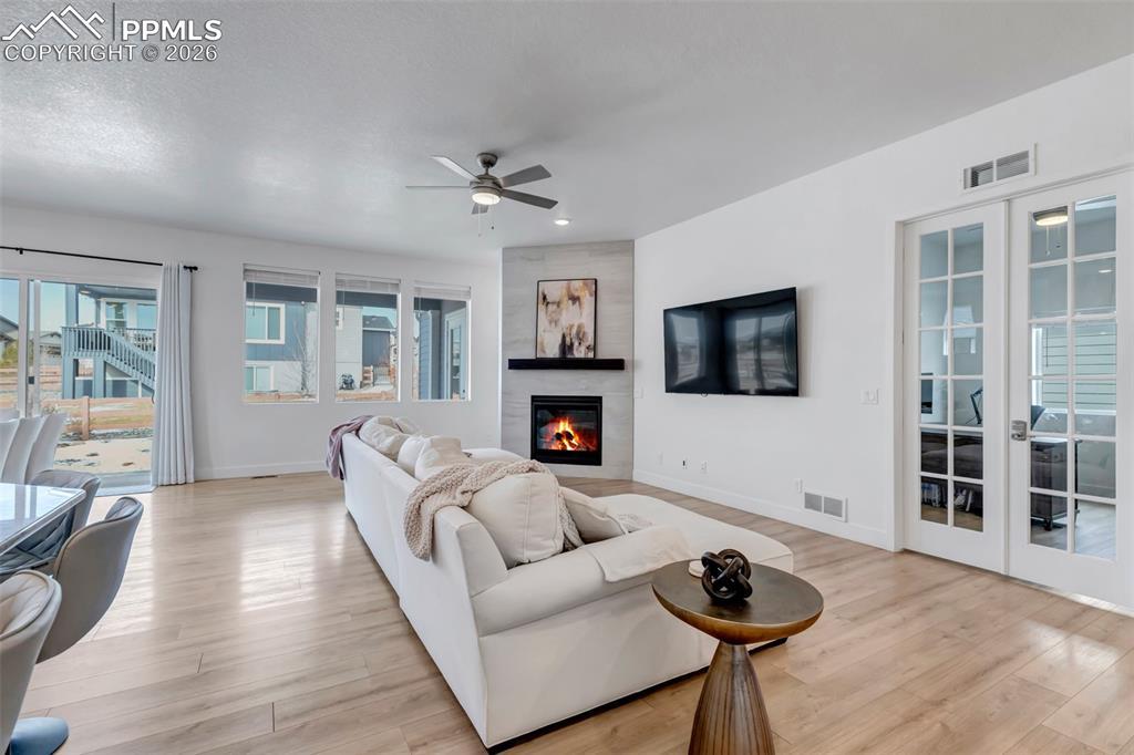 Image 3: Living Room