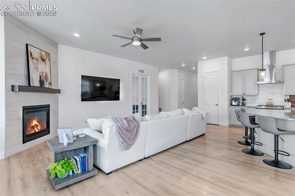 Image 4: Living Room