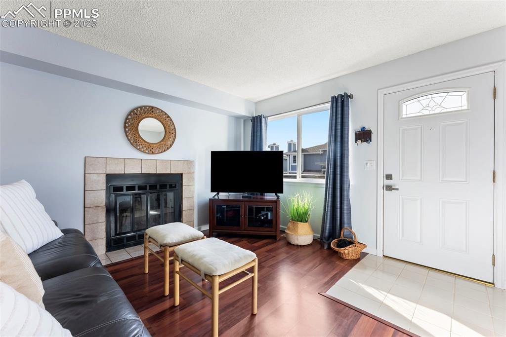 Image 4: Living Room