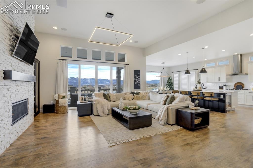 Image 3: Open concept floor plan