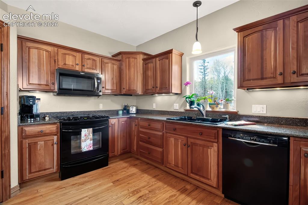 Image 3: Kitchen