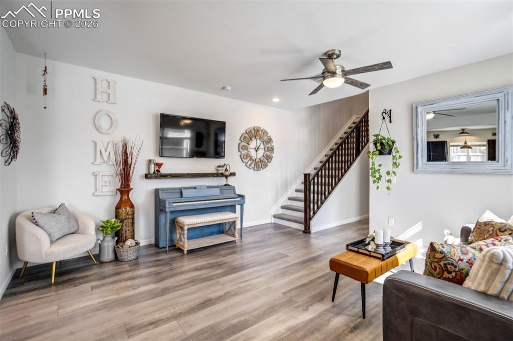 Image 4: Living Room