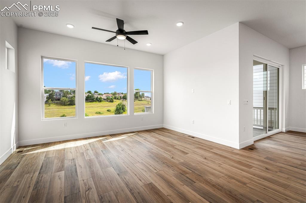 Image 4: Living Room