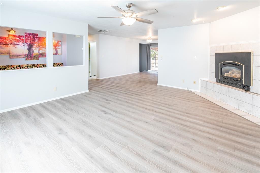 Image 4: Living Room