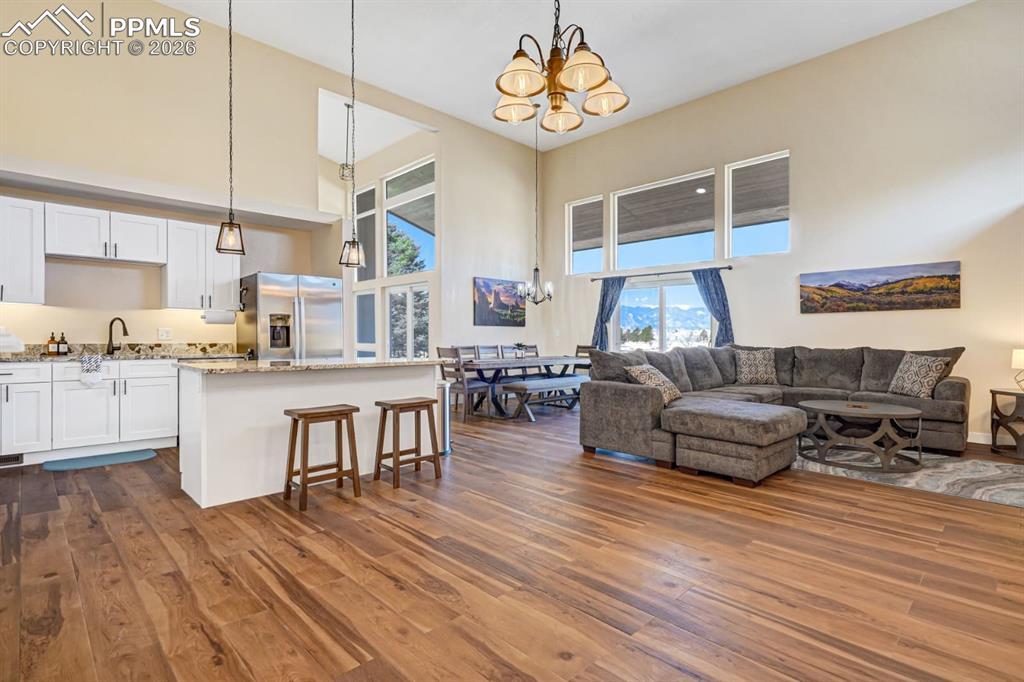 Image 4: Living Room