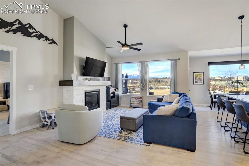 Image 4: Living Room