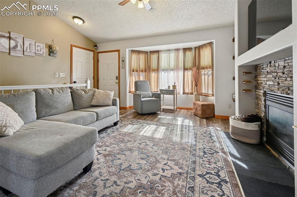 Image 3: Living Room