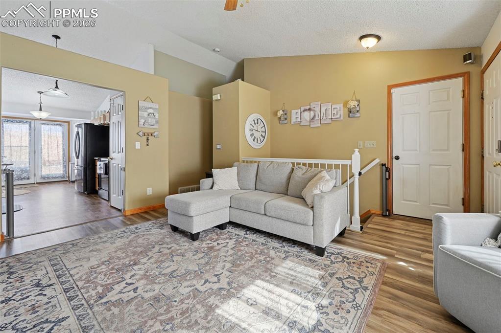 Image 4: Living Room