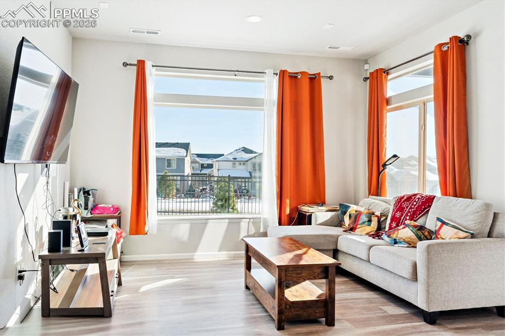 Image 4: Living Room