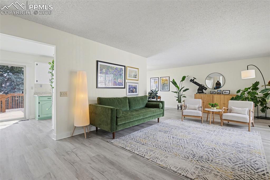 Image 4: Living Room