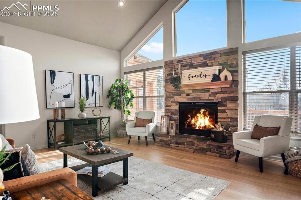 Image 4: Living Room