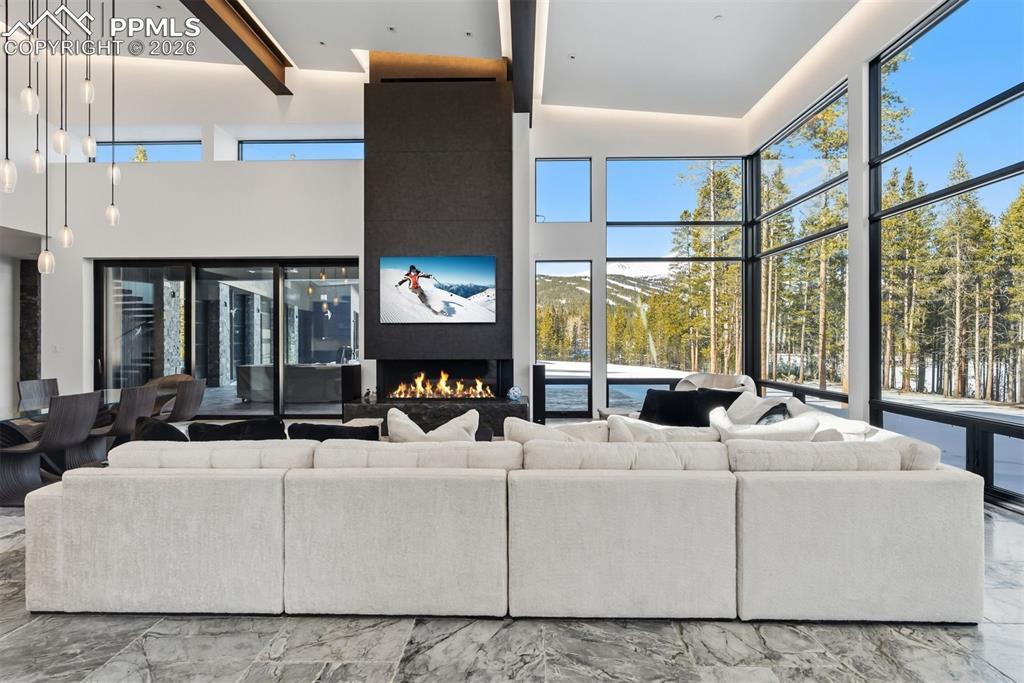 Image 3: Living Room