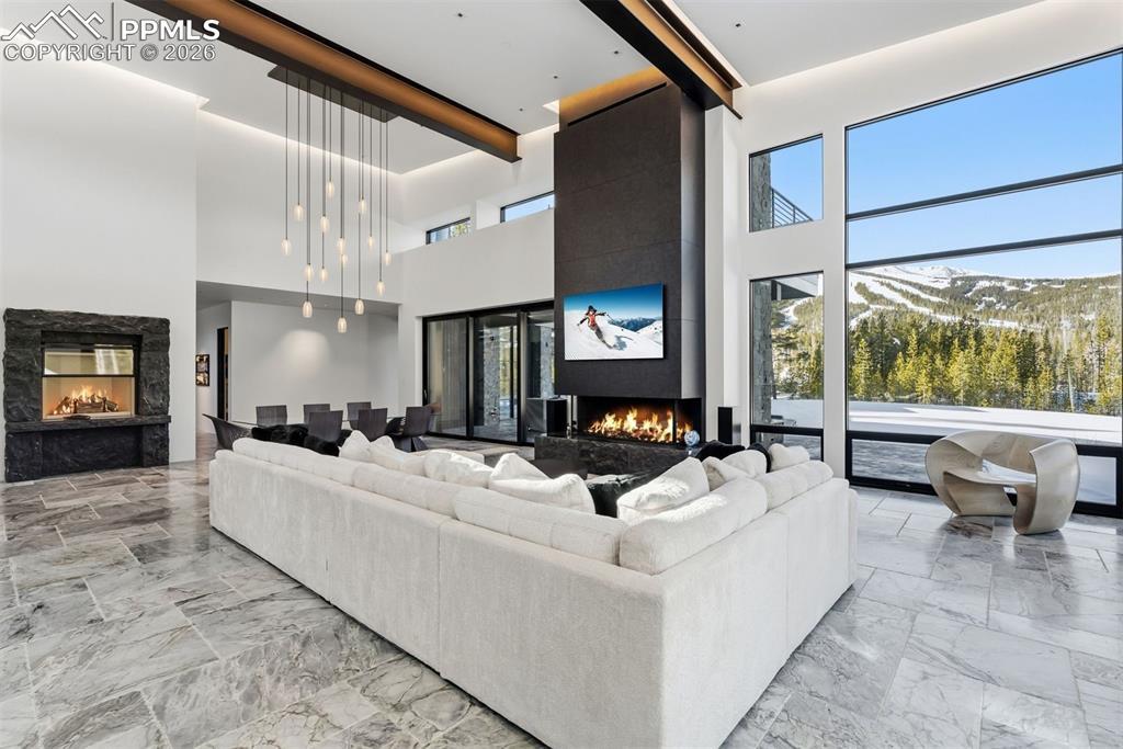 Image 4: Living Room