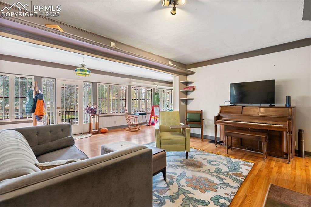 Image 3: Living Room