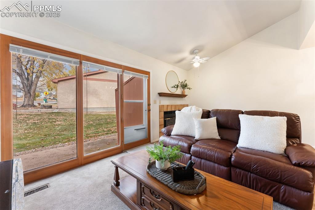 Image 4: Living Room