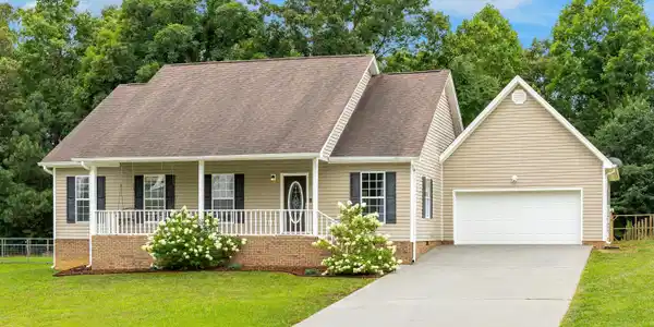 263 Southern Oaks Drive SE