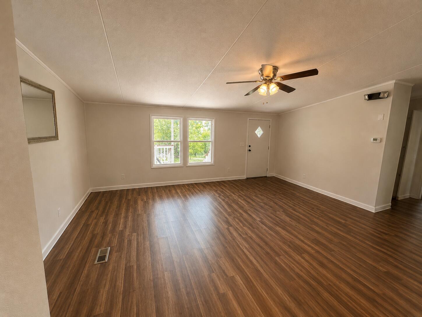 Image 3: Living Room