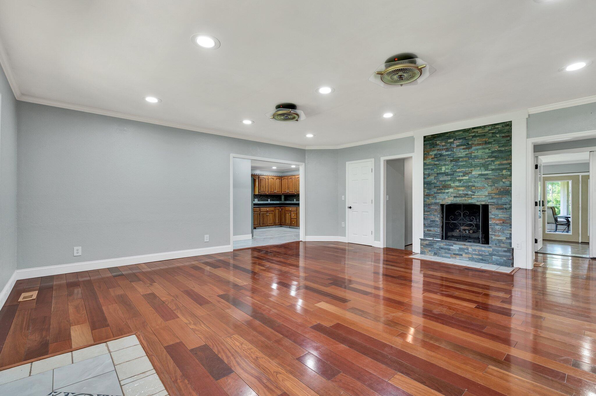 Image 3: 17-web-or-mls-DSC01357