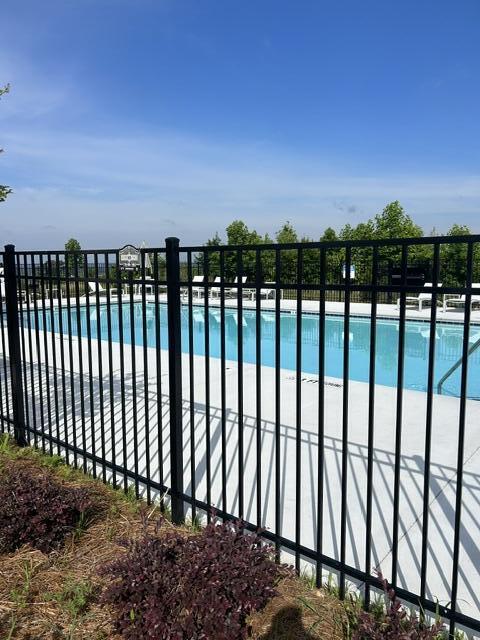 Image 3: Skyline pool