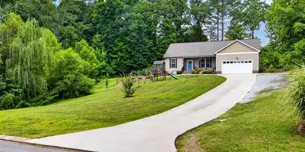 148 Chetola Drive NE