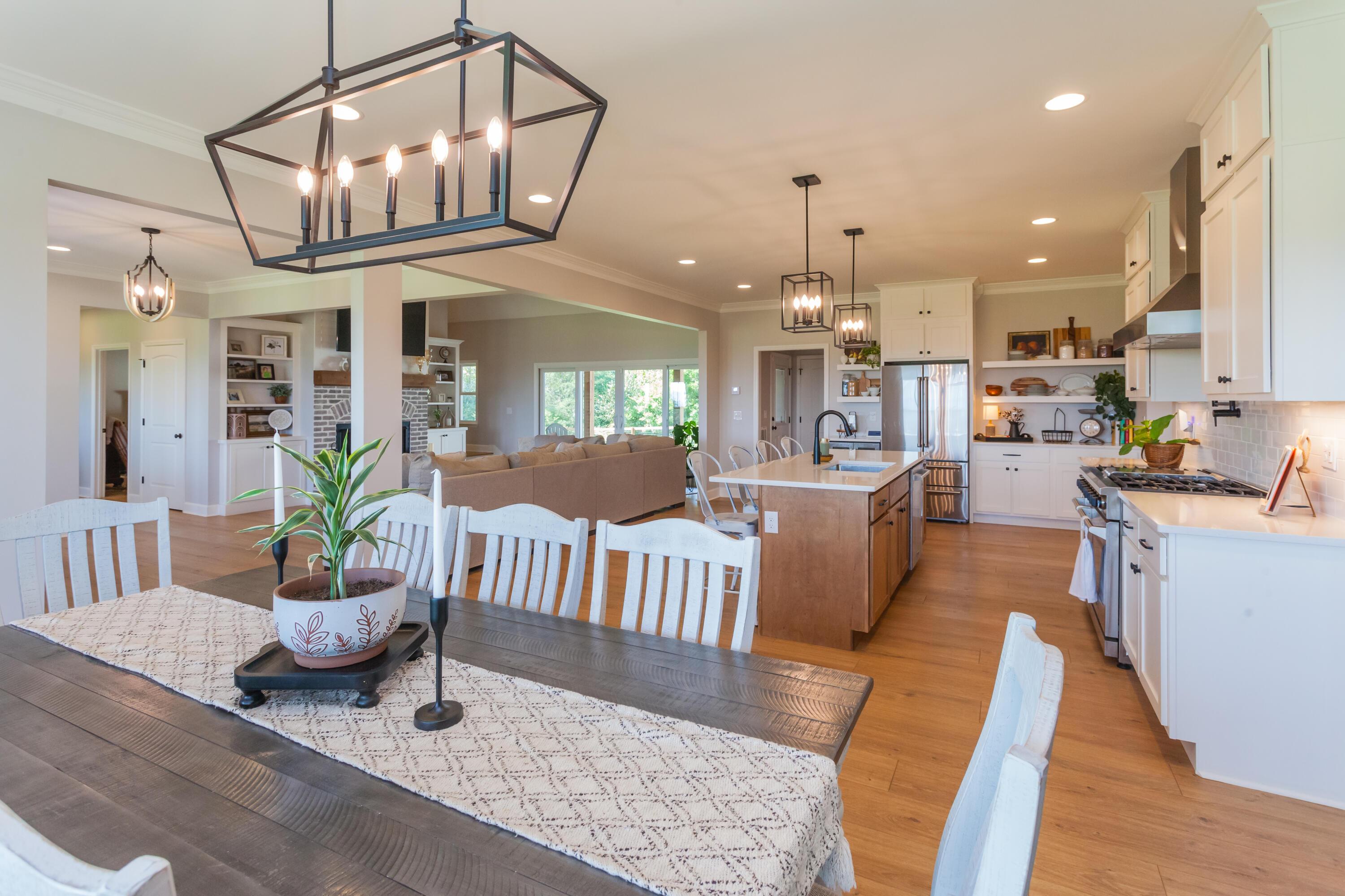 Image 3: Dining/Kitchen