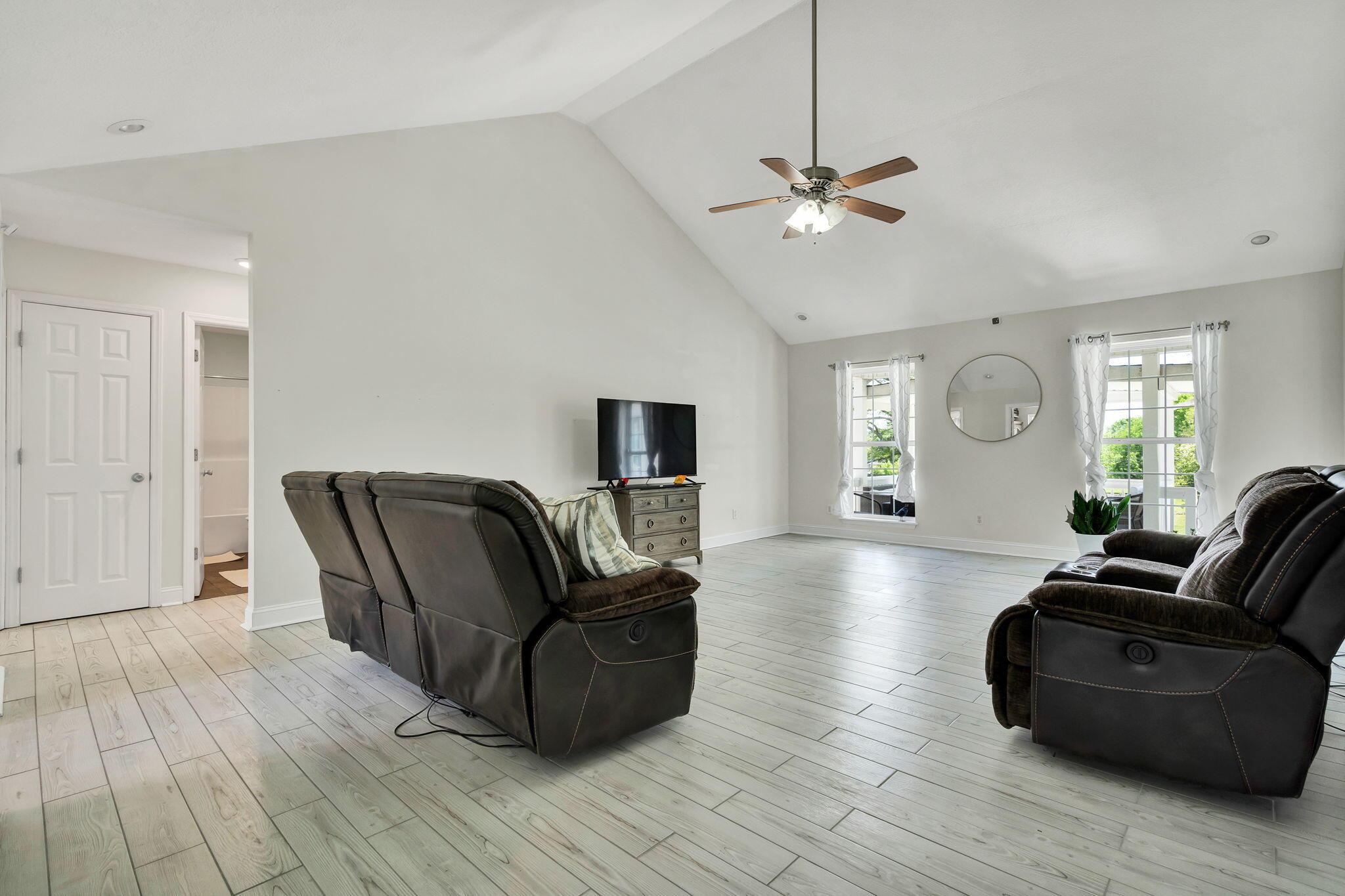 Image 3: 15-web-or-mls-DSC07999
