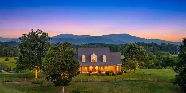 559 White Road SE