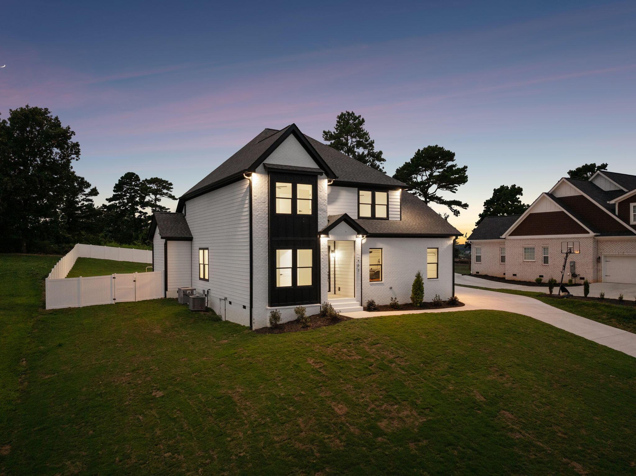 Image 4: 102-web-or-mls-462 Wilkinson Rd NE - 001