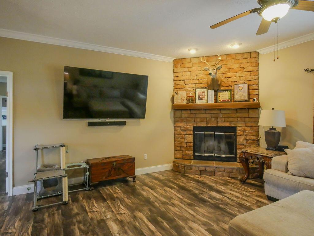 Image 3: Living room