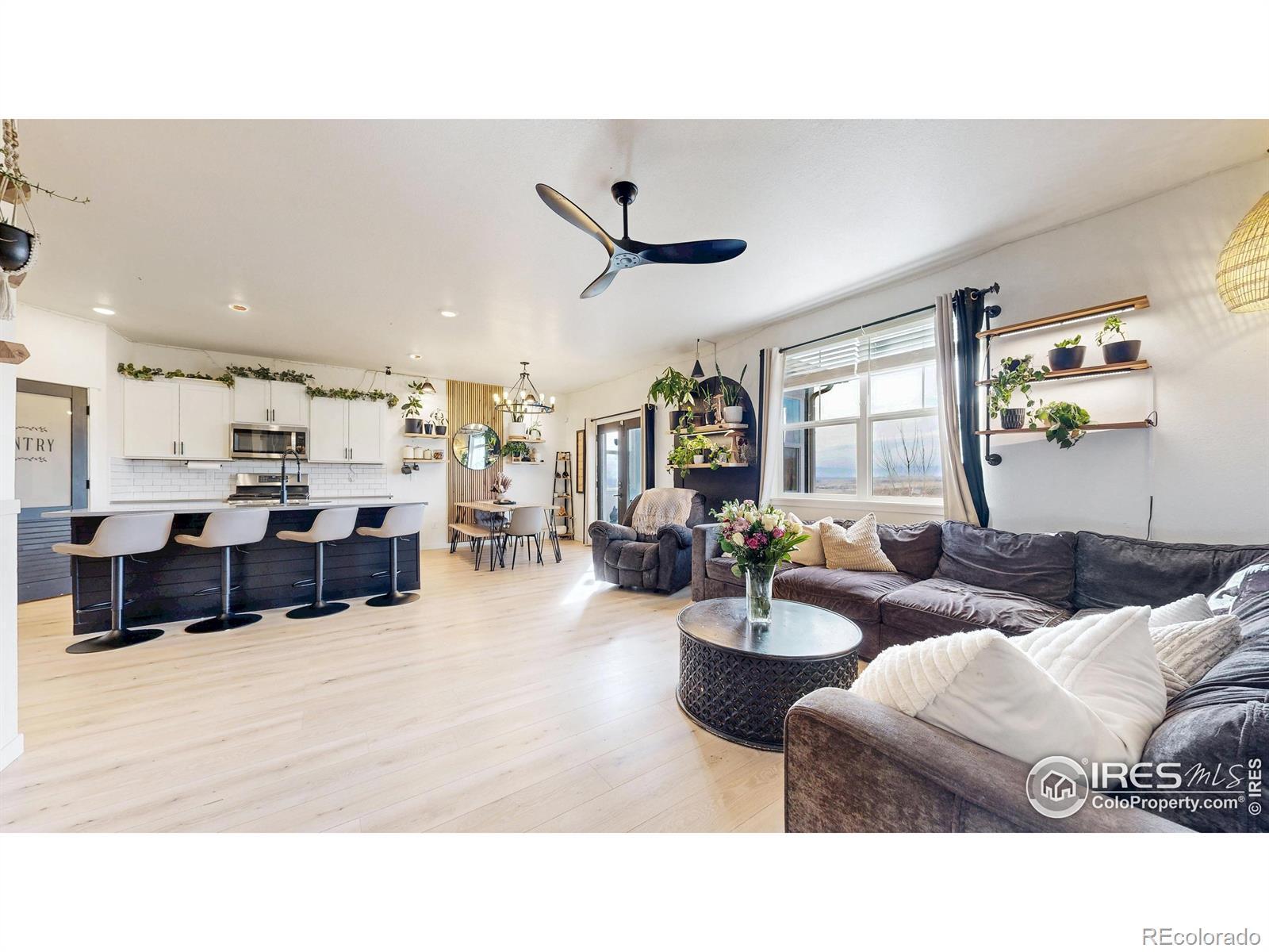 Image 3: Living room