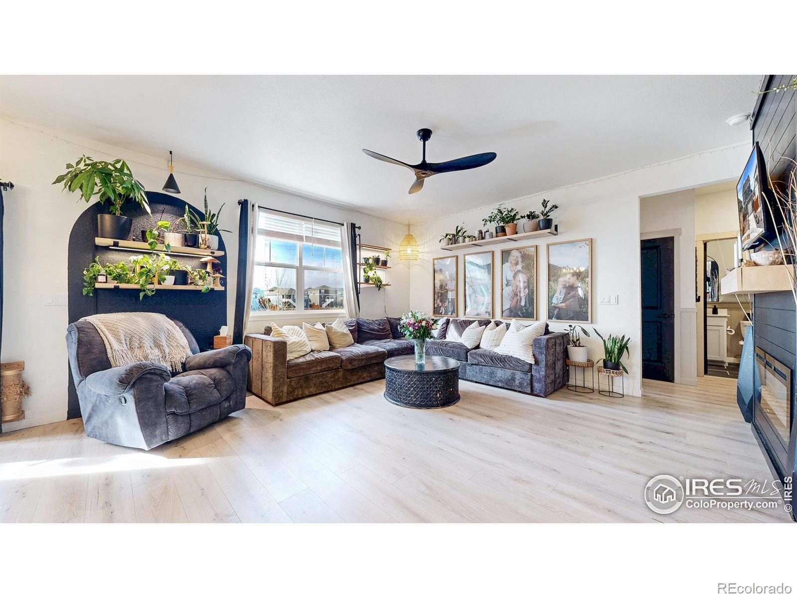 Image 4: Living room