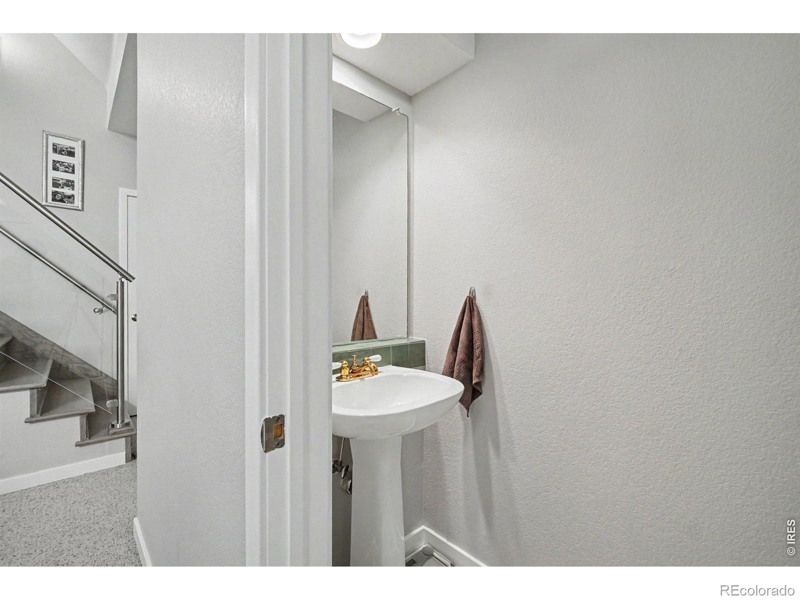 Image 4: Guest Bathroom - Main Level Image 4: Guest Bathroom - Main Level