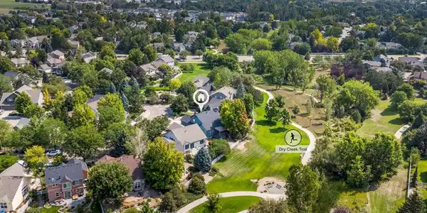 Image 4: Walking trails directly behind the property Image 4: Walking trails directly behind the property