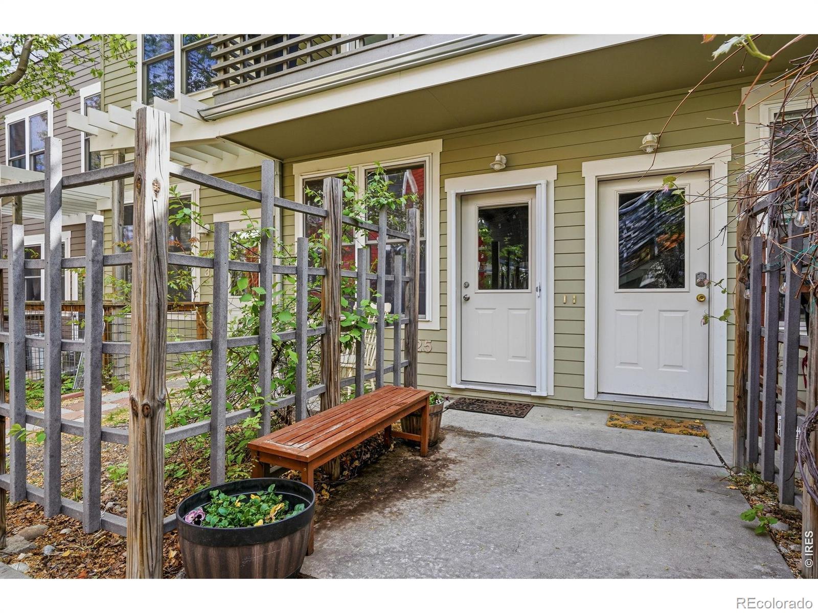 Image 2: Front door on the left Image 2: Front door on the left
