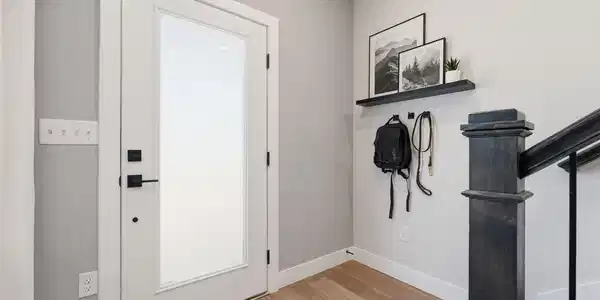 Image 3: Inviting Entry