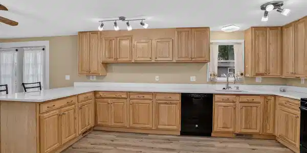 Image 4: Large Kitchen