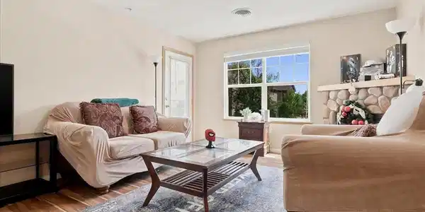 Image 4: Living Room