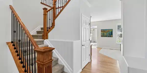 Image 4: Fresh paint, vaulted ceilings and open floorplan. Image 4: Fresh paint, vaulted ceilings and open floorplan.