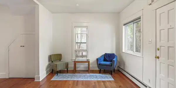 Image 4: Entryway into the main home, with sitting area Image 4: Entryway into the main home, with sitting area
