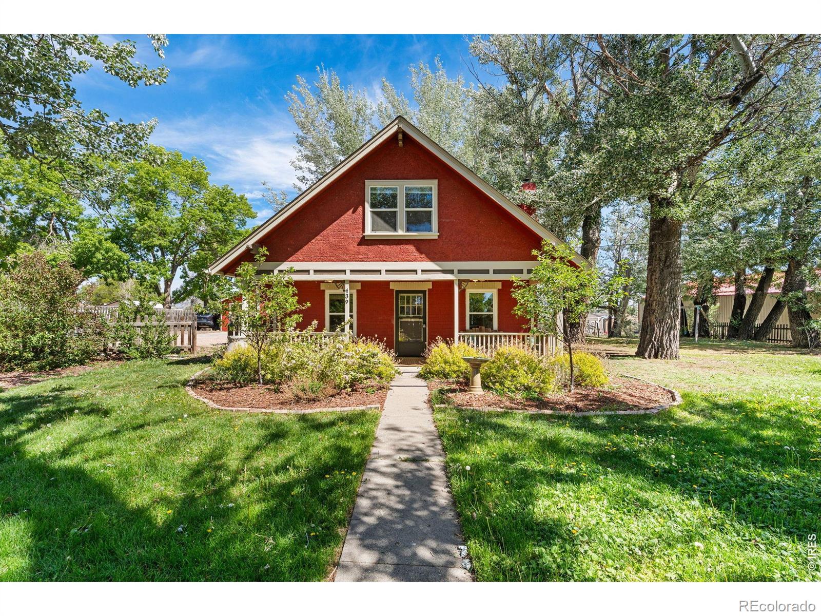Image 1: Nostalgic picket fence, front porch and privacy. Image 1: Nostalgic picket fence, front porch and privacy.