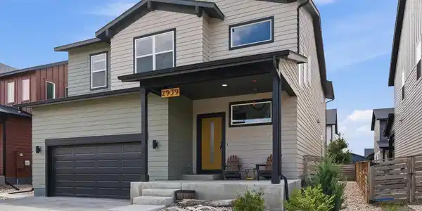 Image 3: Handsome Curb Appeal Image 3: Handsome Curb Appeal